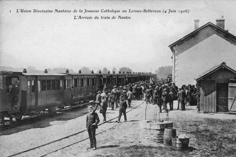 Un train de pellerins en gare du Loroux Bottereaux.